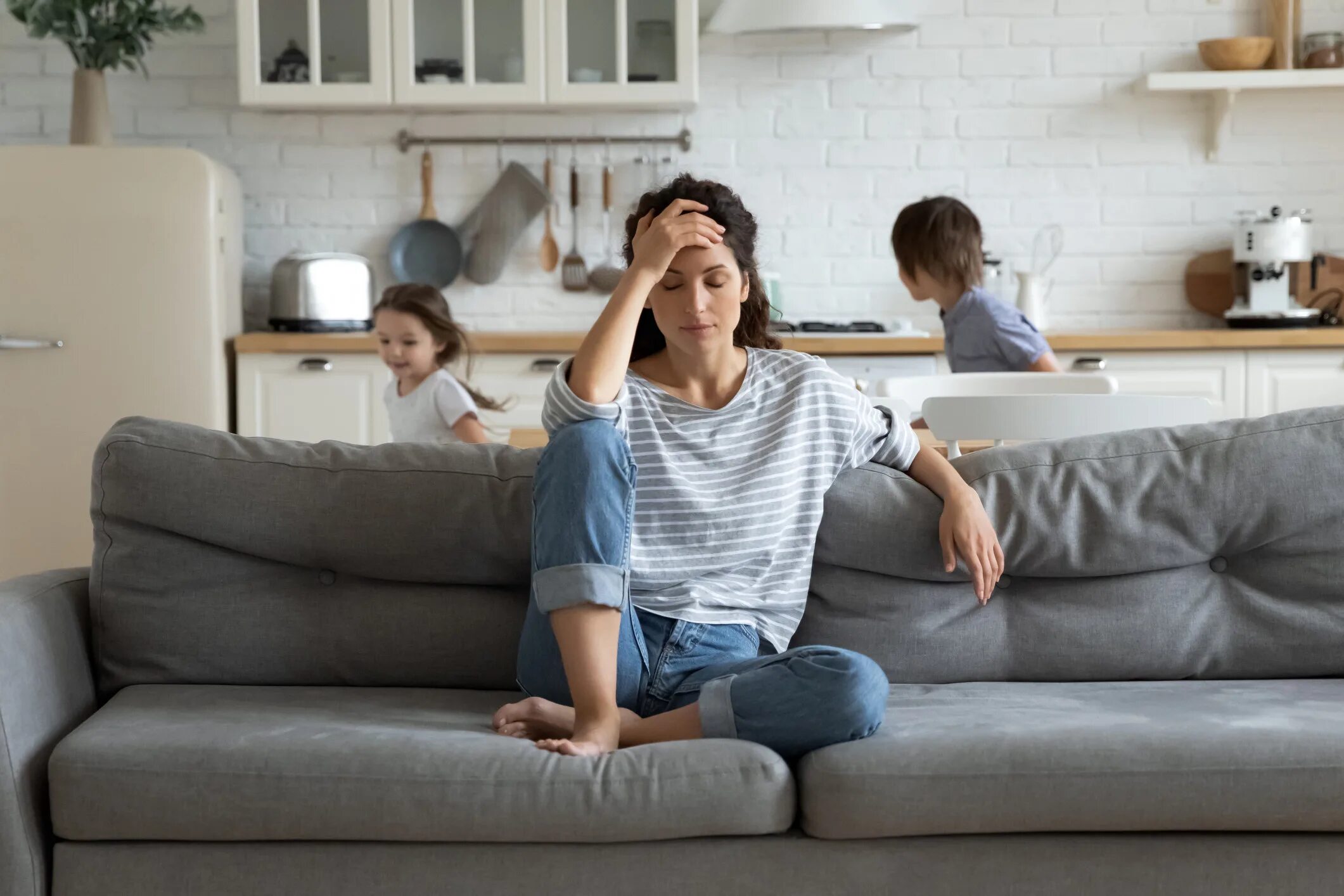 She she had stayed at home. Уставшая женщина с детьми. Уставшие родители. Спокойная обстановка в семье. Мама в стрессе.