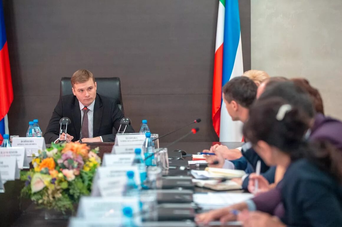 Председатель правительства хакасии. Хагер правительства хакасия. Структура правительства хакасии. Заседание правительства хакасии. Дом правительства хакасия.