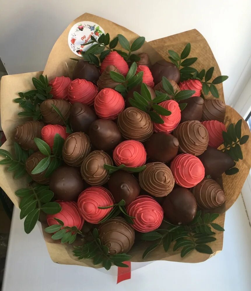 Сладкий букет из клубники в шоколаде. Букет из конфет и шоколадок. Шоколадные букеты. Букет "сладость". Букет из шоколадок.