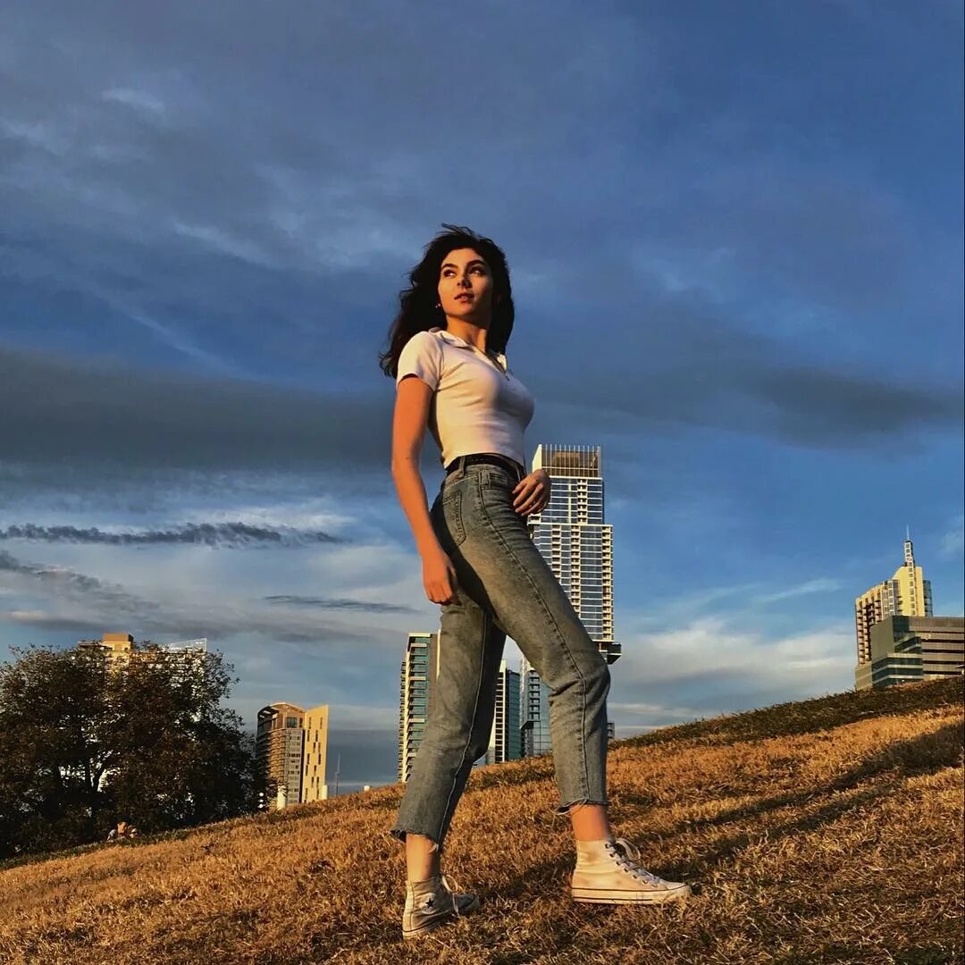 Рынок desktop os. Слак бот. Мужик следит за часами. Slackbot. 4 47 pm.