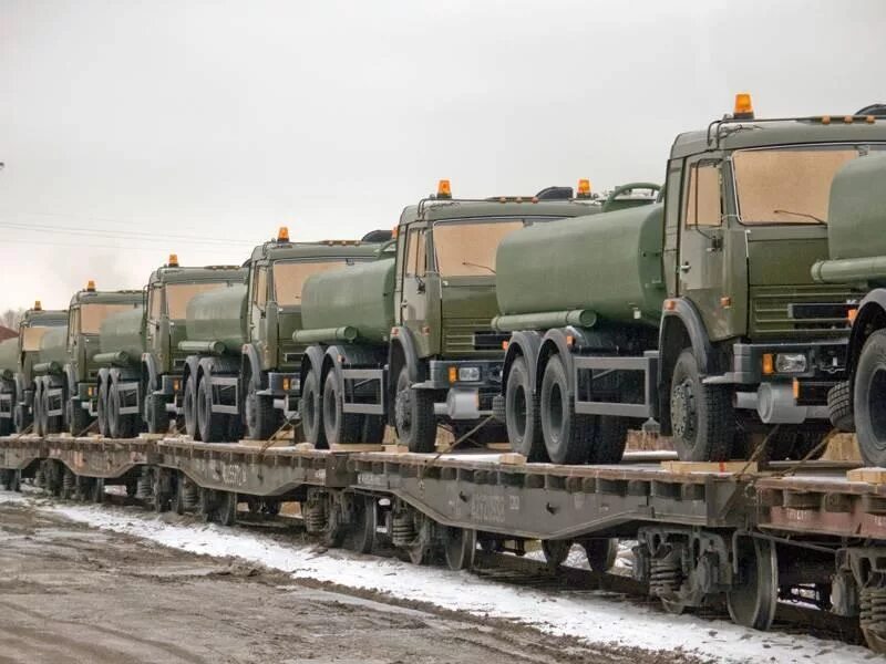 Военные перевозки. Перевозка военной техники ЖД. Транспортные войска. Перевозка военной техники на ЖД платформе.