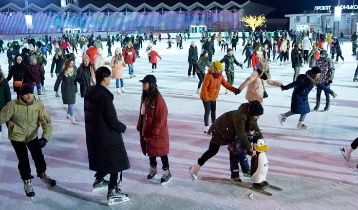 Каток вешняки московские. Люди на катке. Каток с искусственным льдом.