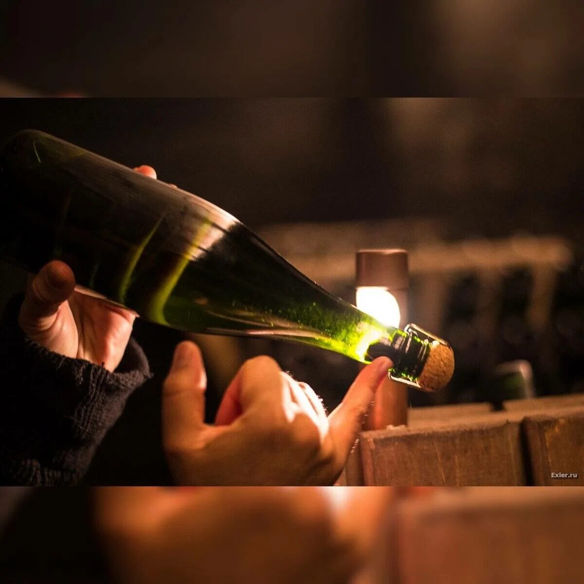 Бар для бутылок. Разливают шампанское на вечеринке. Шампанское в баре. Клубное шампанское. Шампанское фейерверк.