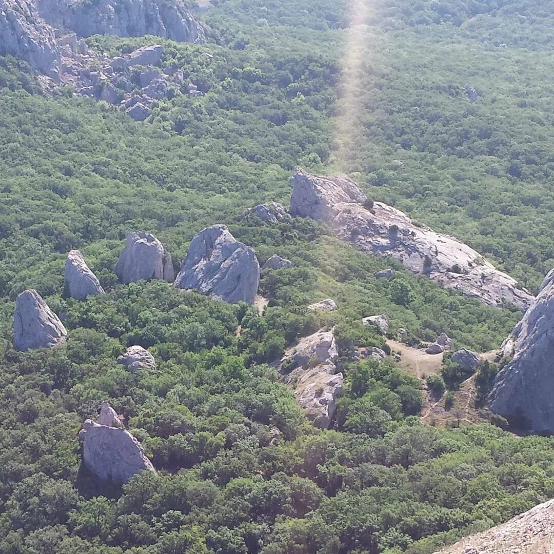 Гора ильяс кая и храм солнца. Гора храм солнца крым. Храм солнца ялта. Крымский стоунхендж храм солнца. Ильяс кая храм солнца.