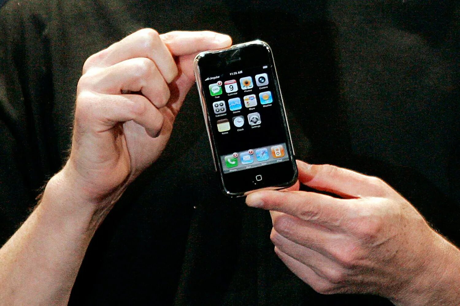 Первый iphone год выпуска. Айфон 1 2007. Apple iphone 1. Apple iphone 2007. Стив Джобс первый айфон.