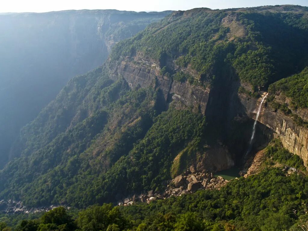 Черапунджи самое влажное место на земле. Черрапунджи. Черрапунджи Индия. Штат Мегхалая в Индии. Гора Черрапунджи (Индия).