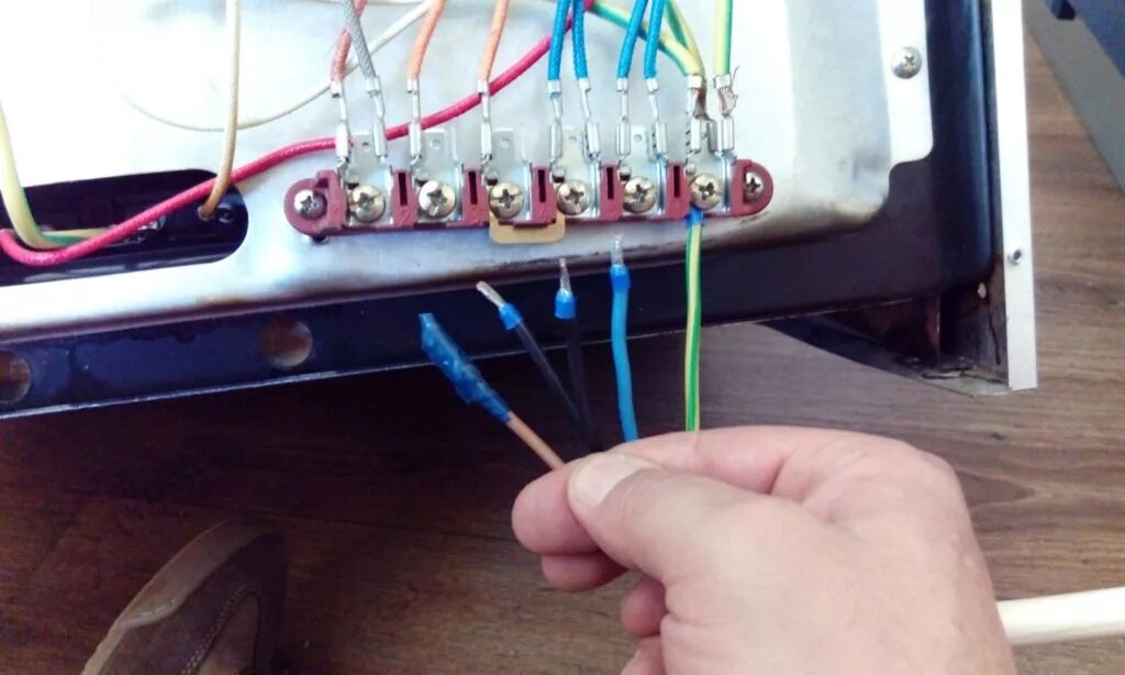 Подключить электропечь ханса. Подключение электропечей. Как подключить электроплиту 3 провода на 220 к розетке. Подключить электроплиту индезит 220 вольт. Заземление электроплиты ханса.