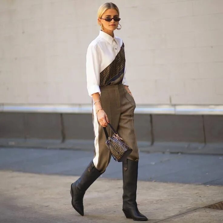С какой верхней одеждой носить казаки. Жокейские сапоги street style 2025. жокейские сапоги стрит стайл. сапоги казаки street style 2025. hermes жокейский стиль.
