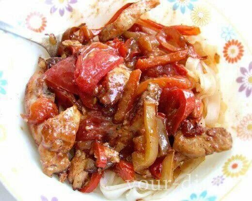Рагу из томатов. Куриное рагу. рагу с курицей. рагу с перцем с помидором и курицей. рагу из индейки и перцем.