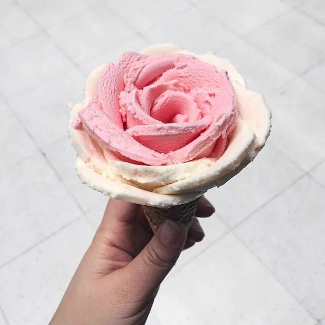 Мороженое в виде розы. Rose ice cream. Розовый рожок мороженое. Мороженое в форме цветов. Мороженое с розочкой.