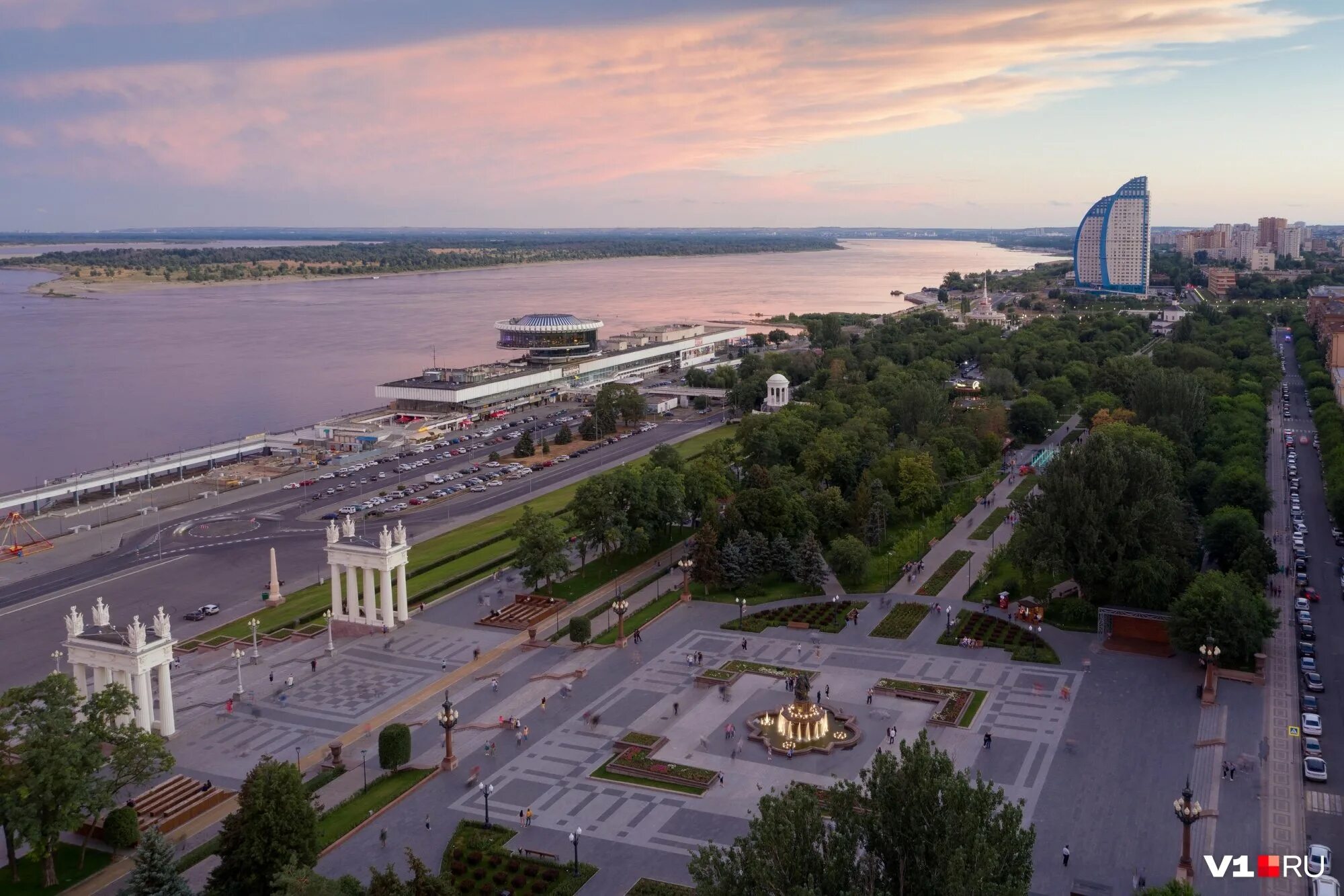 Волгоград город герой доклад 4 класс. Набережная волги волгоград. Волгоград административный центр. Мамаев курган волгоград. Волгоград особенности города.