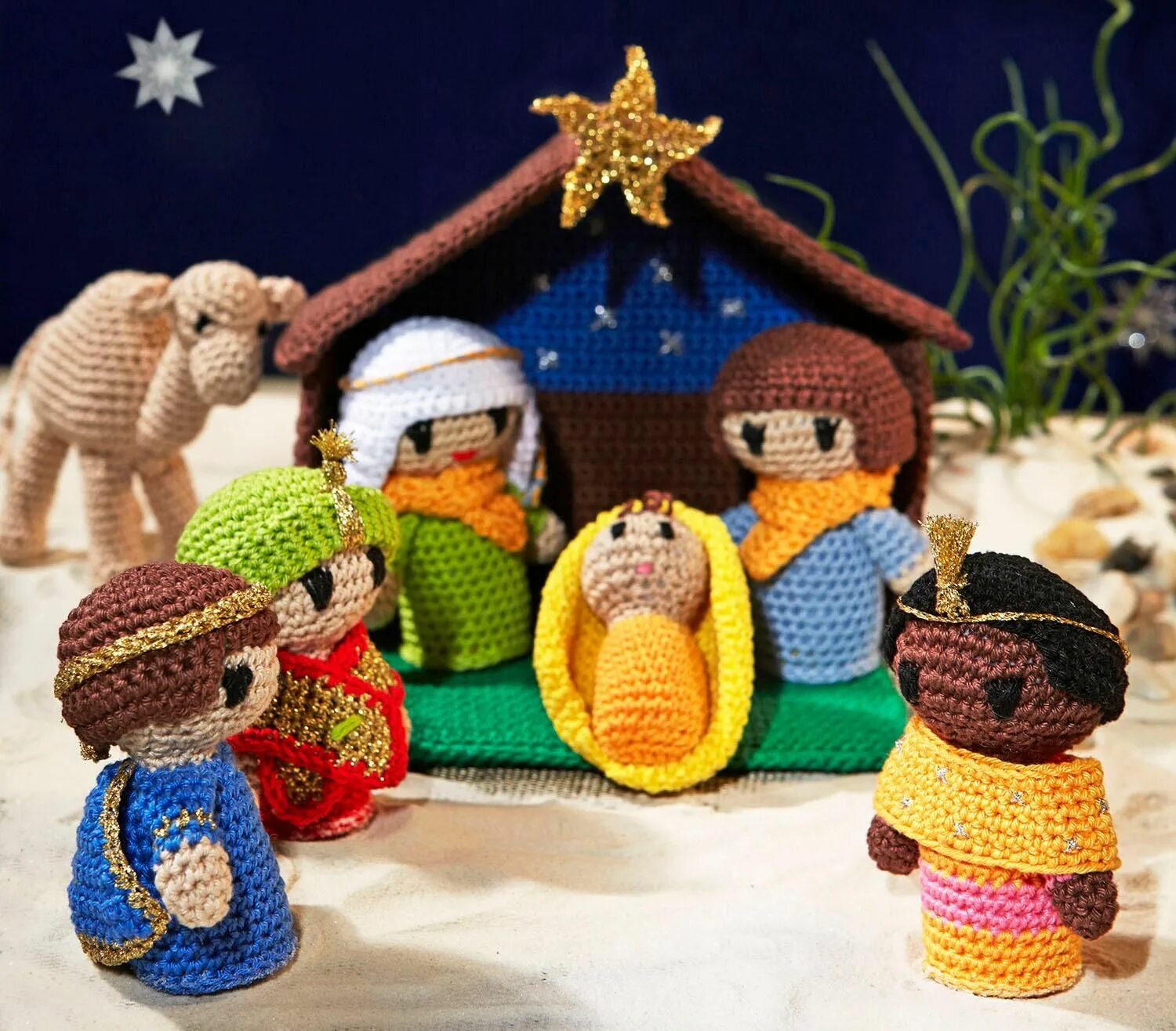 Вязаный ангел на рождество. Можно на рождество вязать вечером. Рождество в англии адвент венок. Поделка на тему рождество. Поделки на рождество.