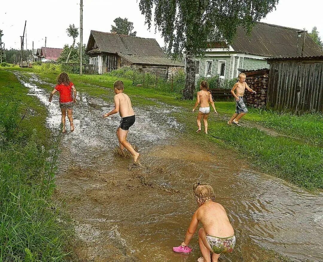 Каникулы в деревне. Босоногое детство в деревне. Лужи в деревне. Купаемся на даче.