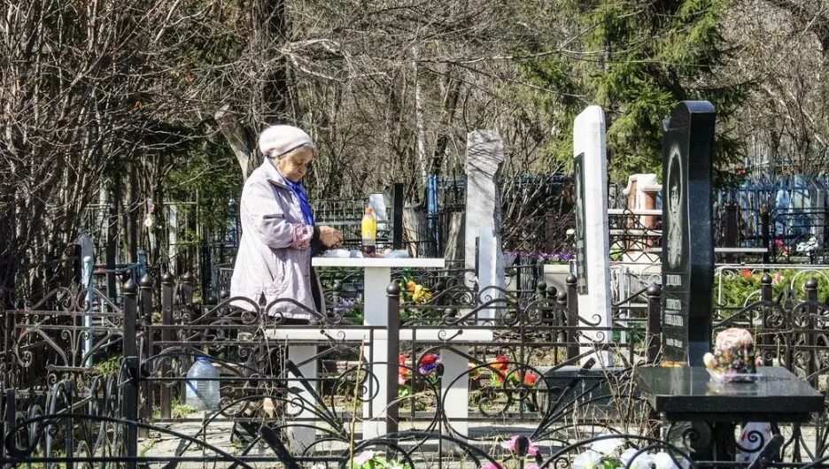 В свой день рождения нельзя ходить на кладбищем. Малодубенское кладбище орехово-зуево. Мусульманское кладбище фото. Продавщица на кладбище. Почему нельзя ходить на кладбище после 12.