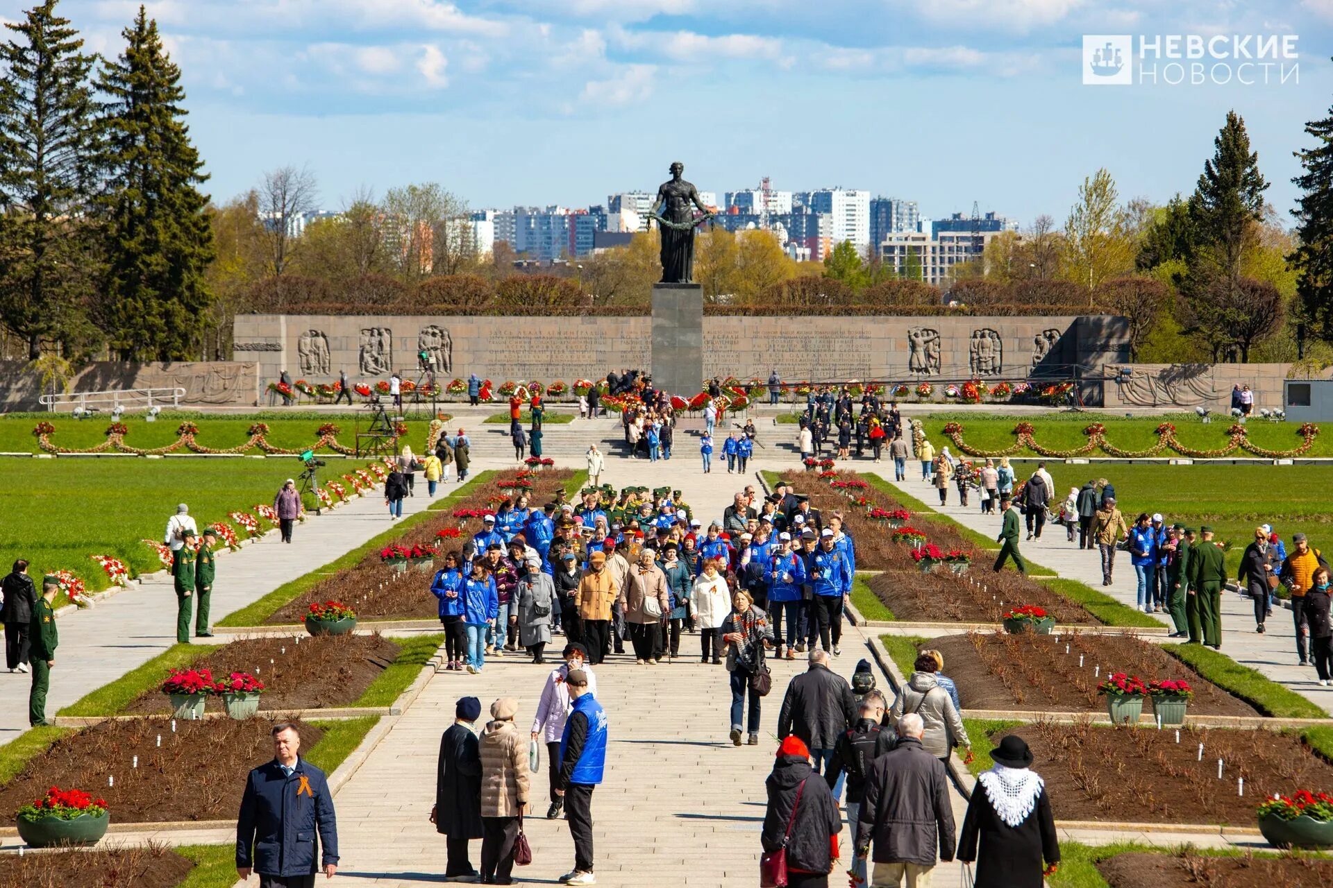 Пискаревское кладбище в Санкт-Петербурге. Мемориал на Пискаревском кладбище в Петербурге. Мемориальный комплекс на Пискаревском кладбище. Пискарёвское кладбище в Ленинграде. Новости спб пискаревский