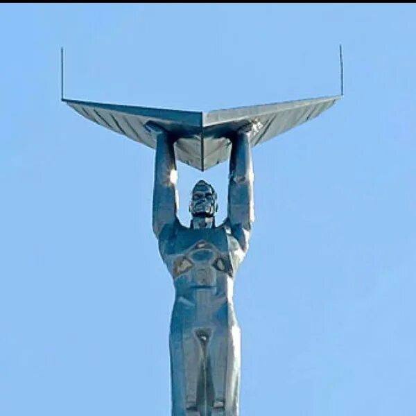 Статуя славы. Самара памятник паниковскому. памятники в самаре монумент славы. самара статуя славы. монумент славы символ самары.