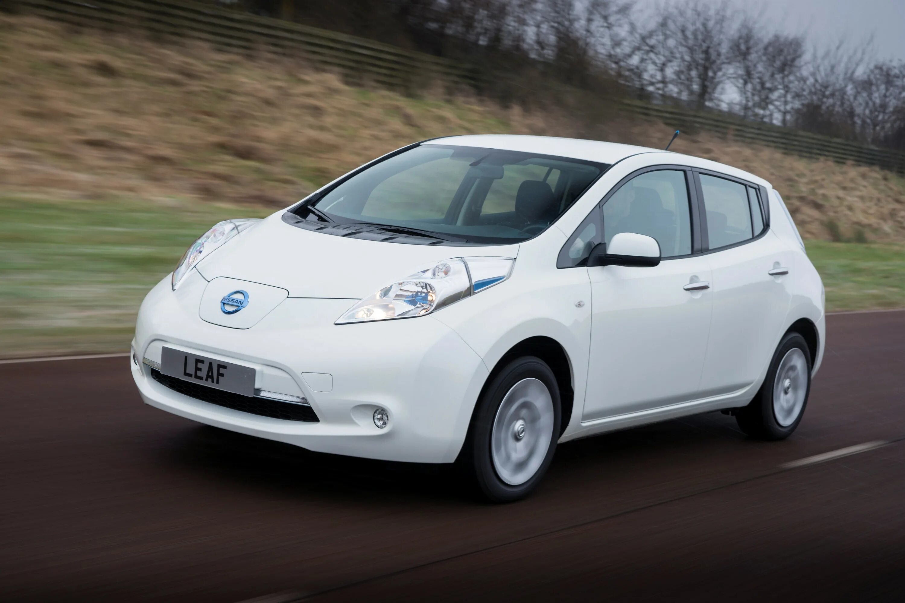 Электрокара ниссан. Ниссан лиф 2016. Nissan leaf электромобиль. Nissan leaf 2010. Электрокара ниссан.