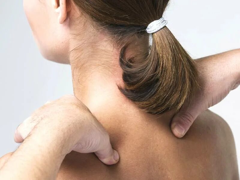 Горловой массаж. Массаж шеи. Массаж шеи при остеохондрозе. Мануальная терапия шеи.
