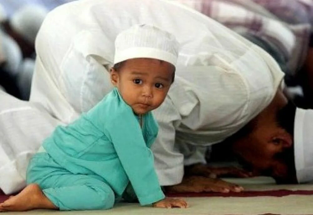 Мусульманские дети. Мальчик мусульманин. Малыш мусульманин. Мальчик мусульманин молится.