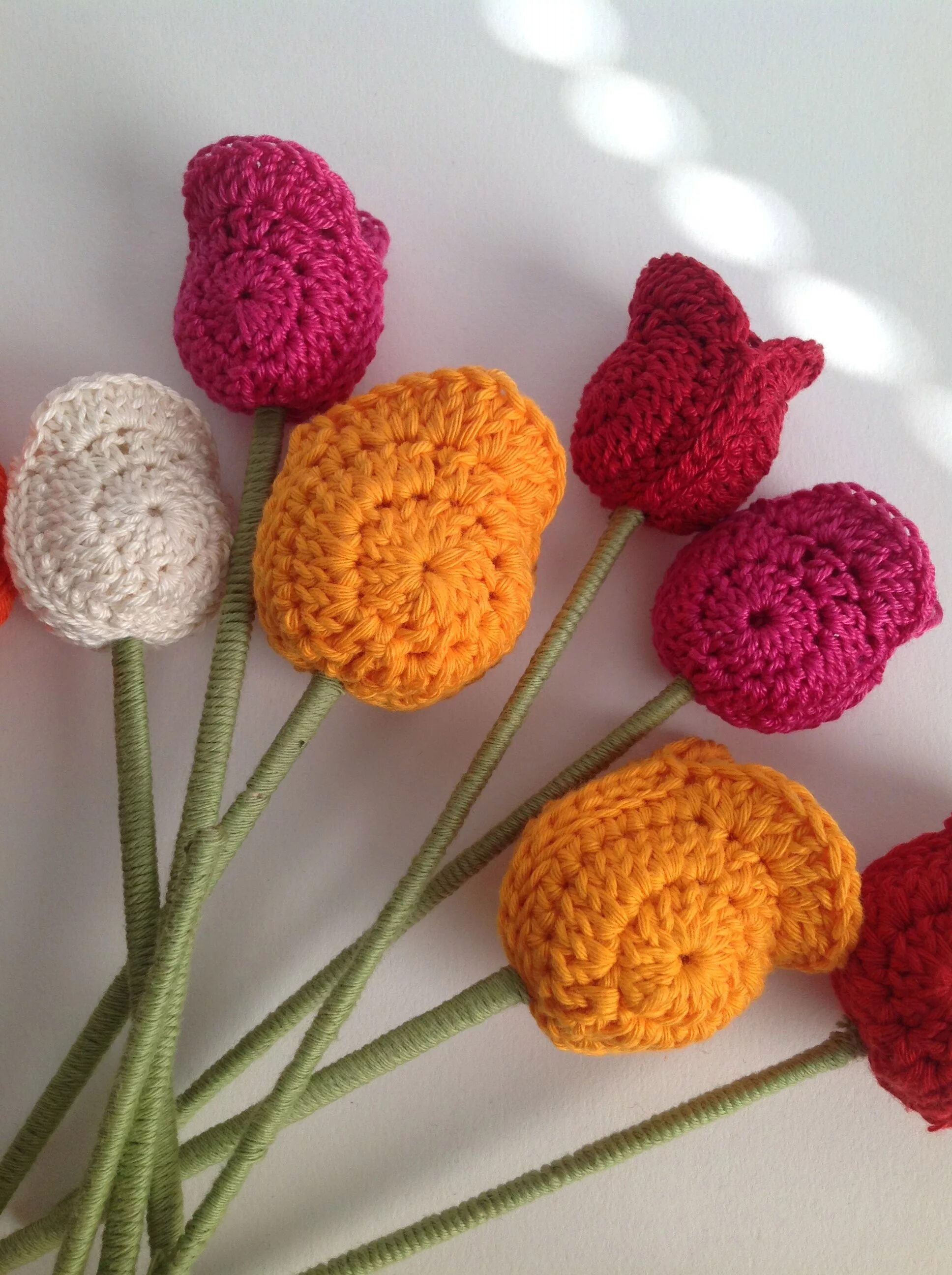 Тюльпаны крючком. Тюльпаны крючком мастер класс. Букет из вязаных цветов. Вязаные тюльпаны крючком. Лепестки тюльпана крючком.
