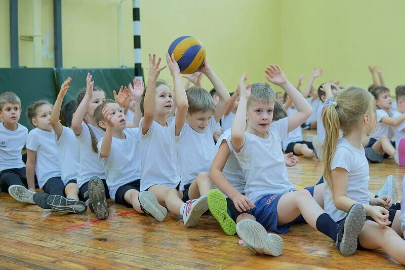 Спортивный класс. Веселые старты. Веселые старты в школе. Школьники Веселые старты. Спортивная эстафета Веселые старты.