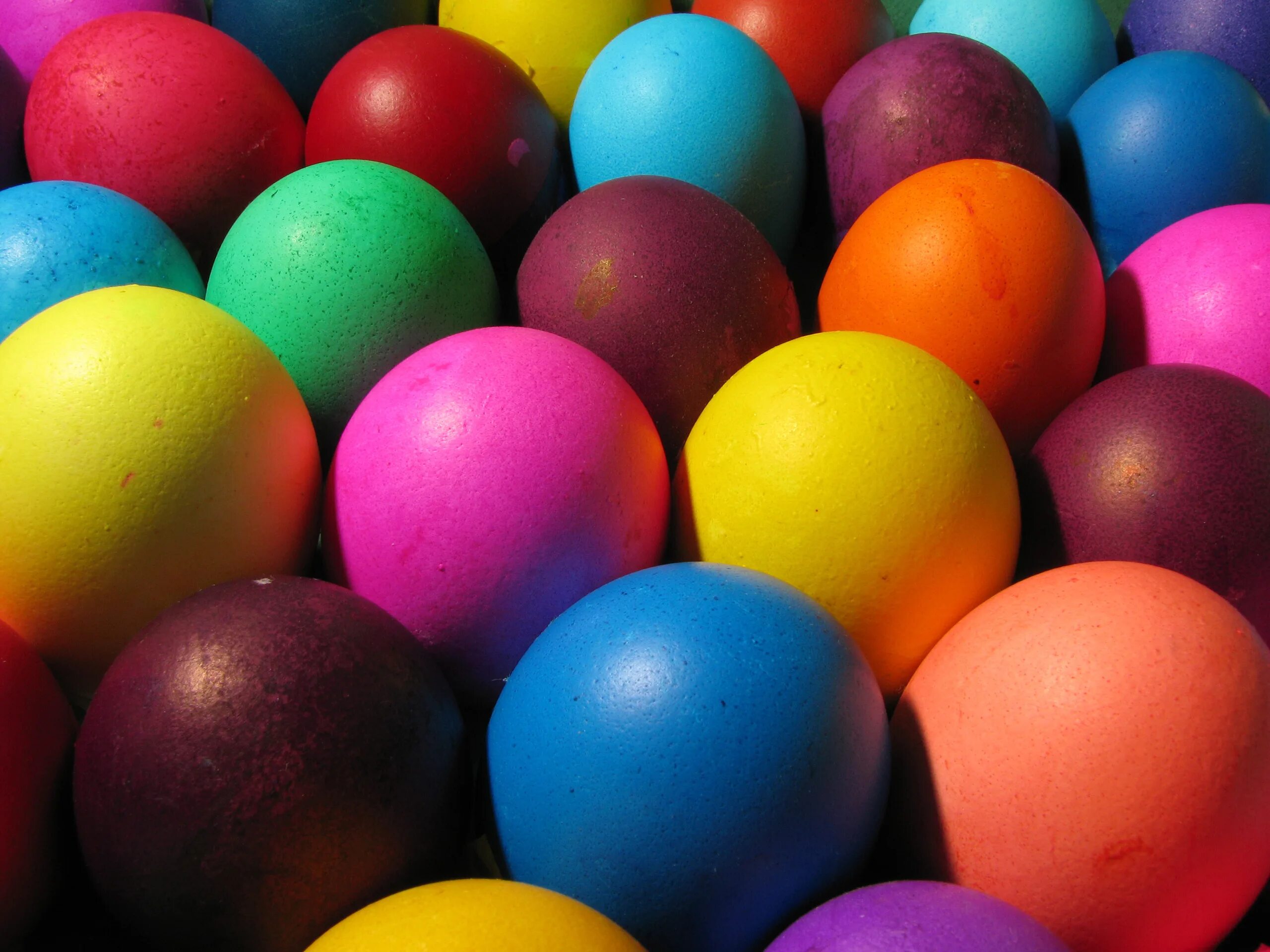 Разноцветные яйца на пасху. Цветные яйца. Разноцветные пасхальные яйца. Красивые разноцветные крашеные яйца.