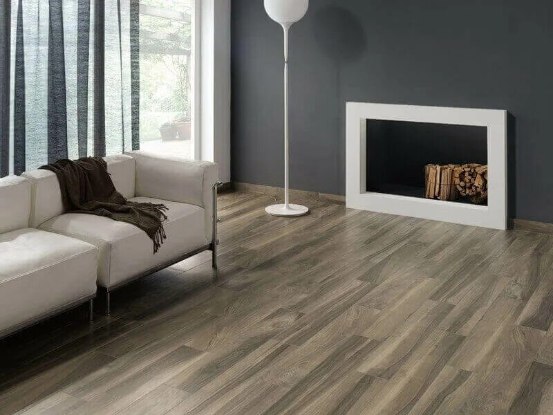 Ламинат лофт дуб пиренеи. Пол под дерево серые стены. Quick step impressive im1994 дуб южный. Керамогранит под дерево в гостиной. Серые стены деревянный пол.