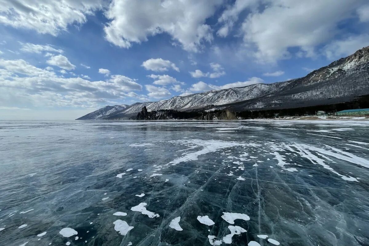 Иркутск байкал отзывы. Иркутск Байкал. Байкал фото 2022. Байкал в мае фото 2022. Фото Байкала пляж облака.