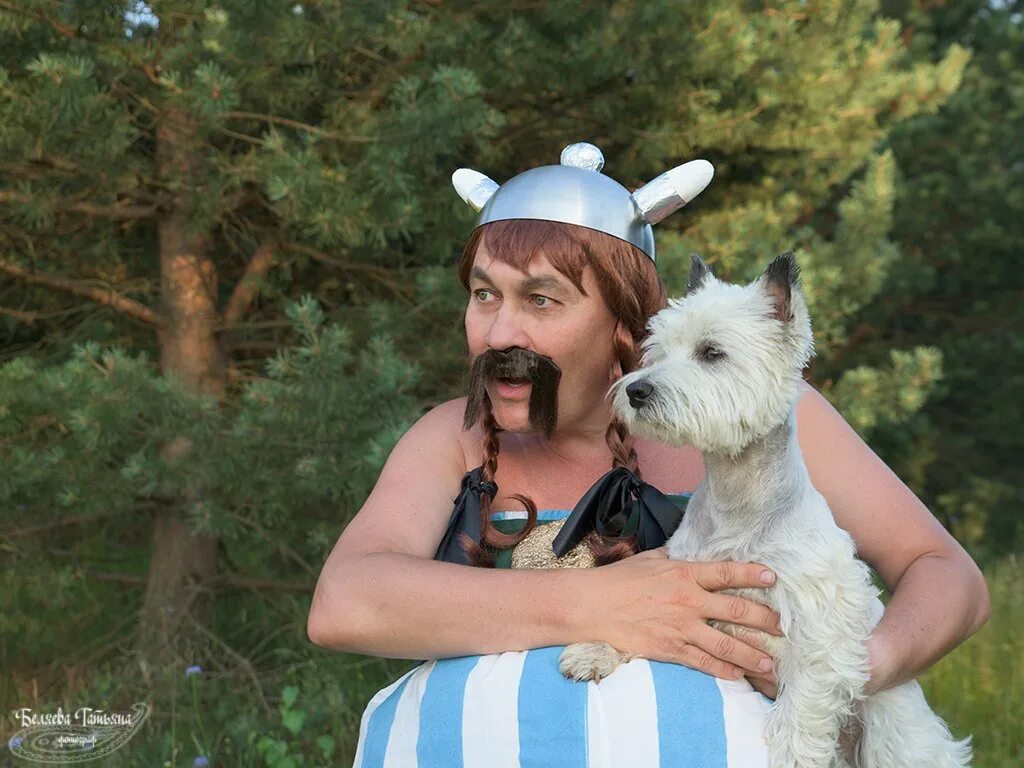 Собака из астерикса и обеликса. Алён делон астерикс и обеликс. Астерикс и обеликс собака. Астерикс и обеликс собака. Собака в фильме астерикс и обеликс.