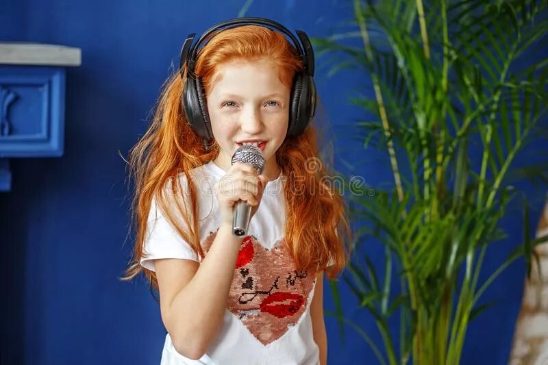 Девушка поет в микрофон. Дети поют. Дети поют. Ребенок с микрофоном. Девочка с микрофоном.