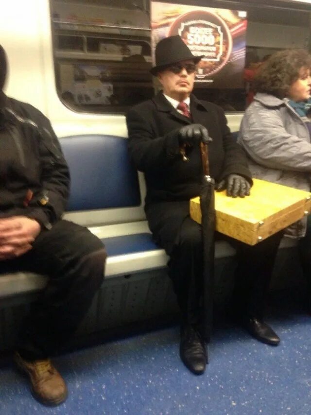 Фотосессия в метро. Меня лапали в метро. Высокие люди в метро. Фотосессия в метро. Люди в метро стоят.