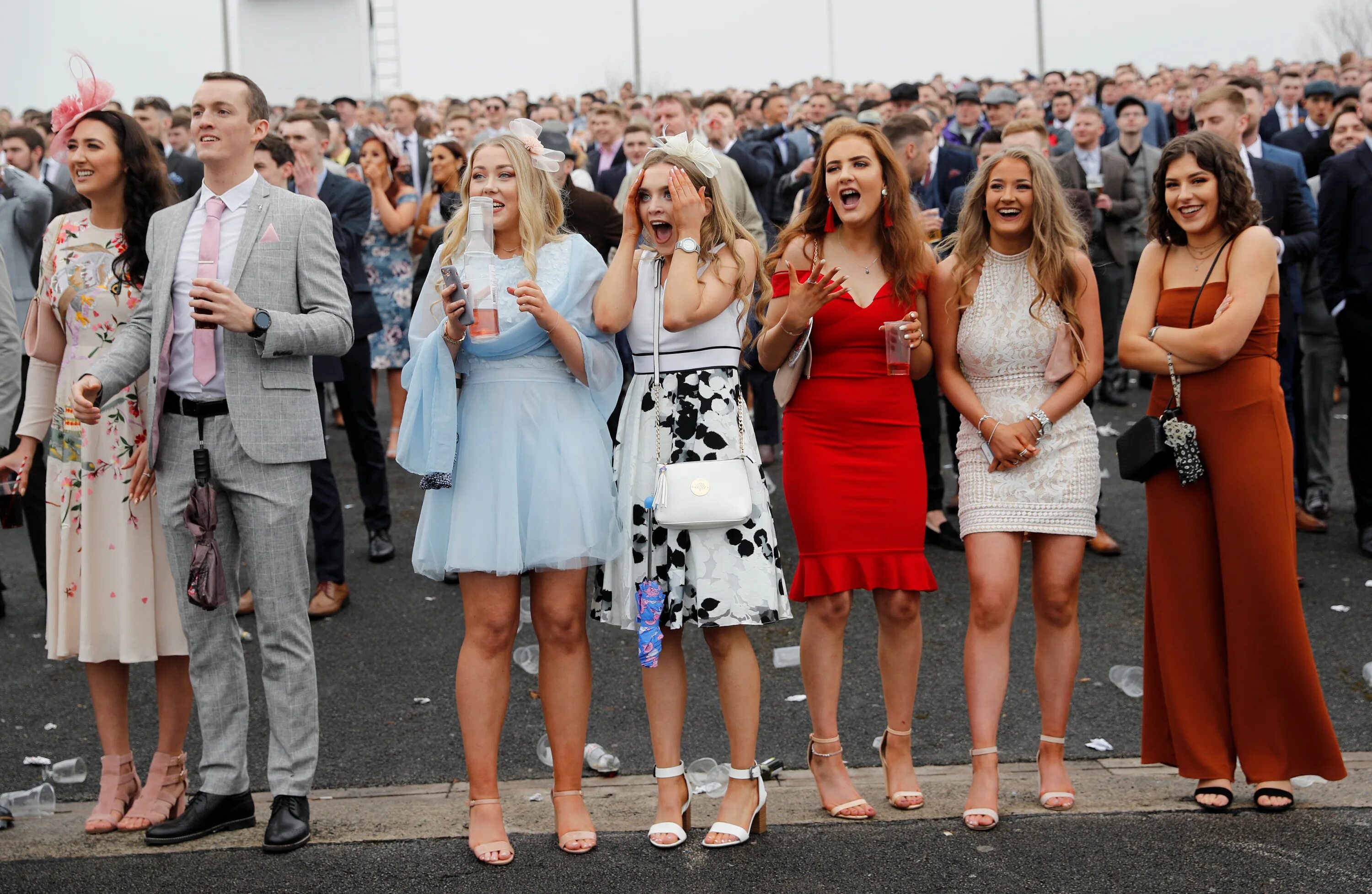 Самый ближайший женский праздник. Леди Дэй в Англии. Aintree Grand National Ladies Day. Скачки Grand National Ladys Day. Скачки Grand National в Великобритании.