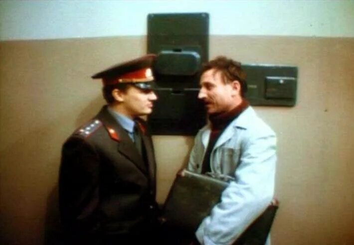 Игра всерьез. Игра всерьез постер фильма. Игра всерьез 1992. Игра всерьез джигарханян. Игра всерьез фильм 1992 кадры.