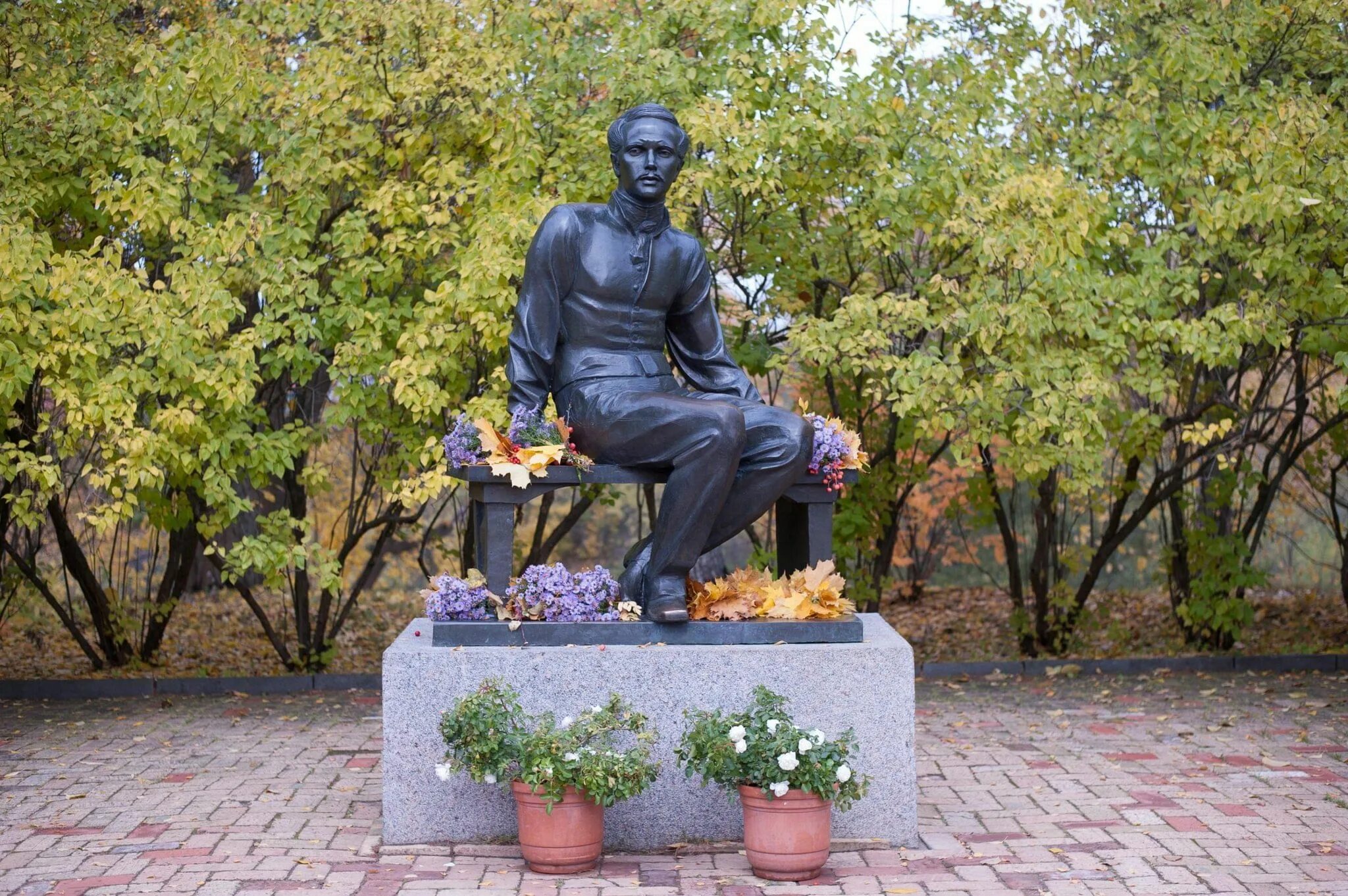 Лермонтову в тарханах. Памятник м. Памятник лермонтову липецк. Тарханы памятник. Памятник лермонтова в тарханах.