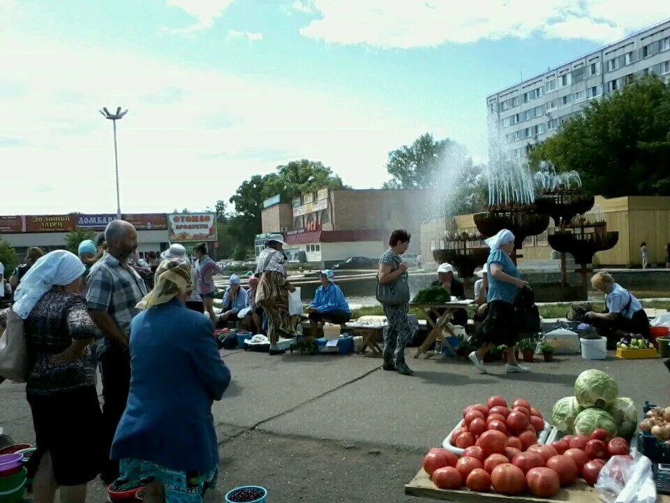 Работа рынка набережные челны. Комсомольский рынок Набережные. Рынок Набережные Челны. Центральный рынок в Набережных Челнах. Комсомольский рынок Набережные Челны 1990.