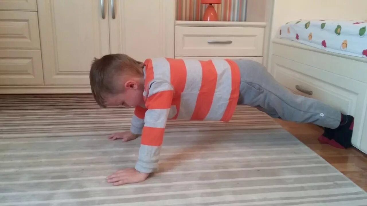 Мальчик пола. Подросток со шваброй. Ребенок сидит на полу. Ребенок отжимается. Мальчик пола.