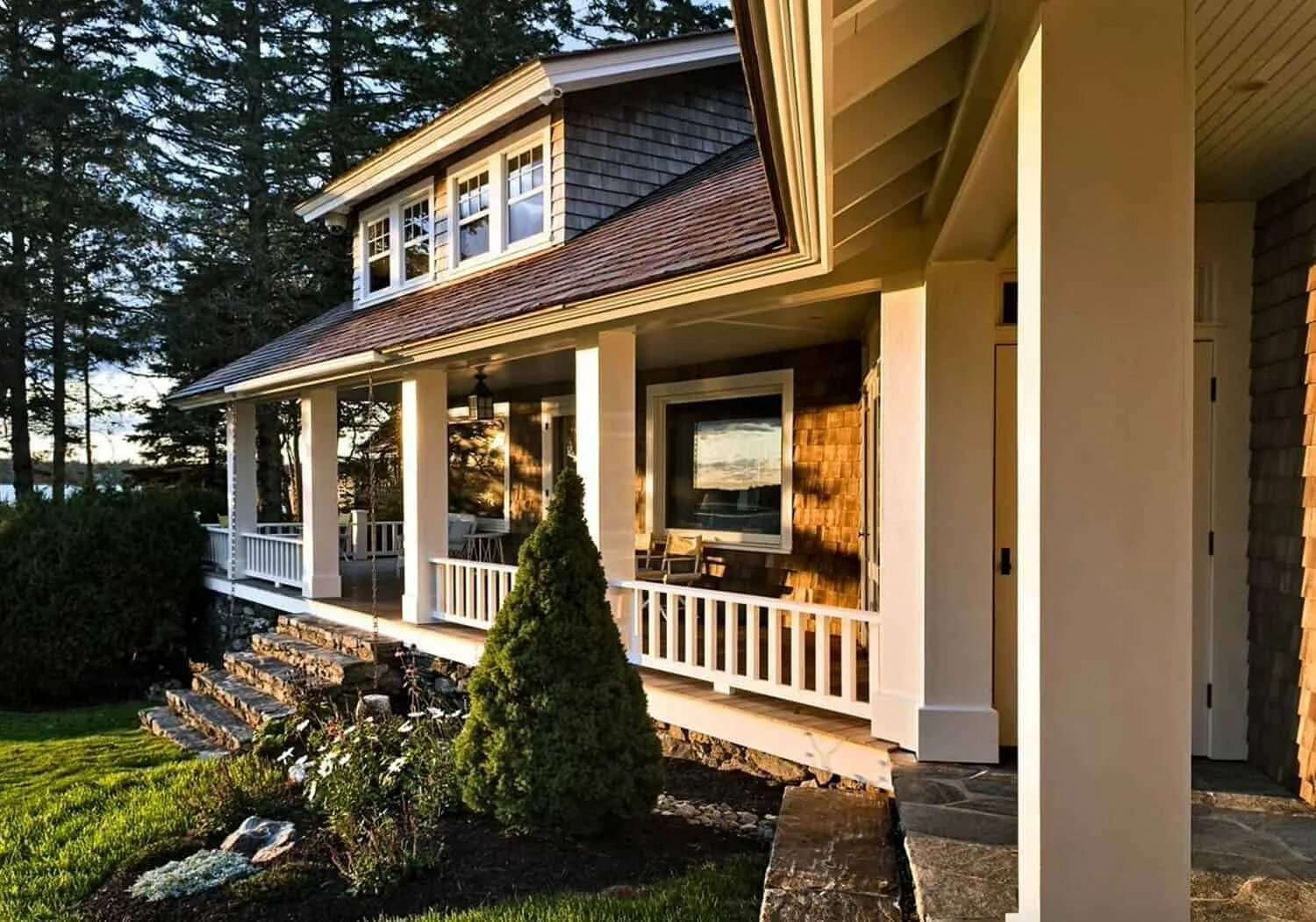 Отделка террасы в частном доме снаружи. Фасады с открытой террасой. Застекленная веранда в частном доме. Отделка фасада веранды. Дом с пристроенной верандой.