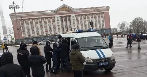 3300 человек