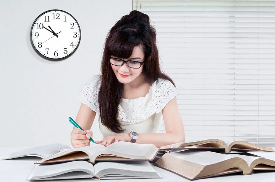 Учеба в вузе. Экзаменационный стресс. Ученики. Учащиеся студенты. Фотография учителя математики.