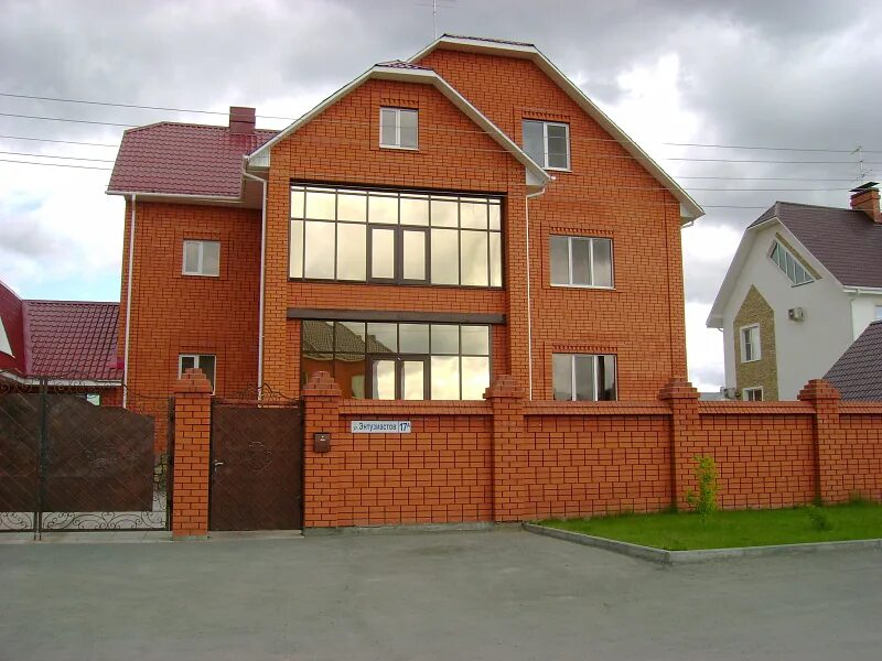 Дом абрикос. Дом абрикос. Малая красносельская бабаевская фабрика. Дом из кирпича цвета абрикос. Дом абрикос.