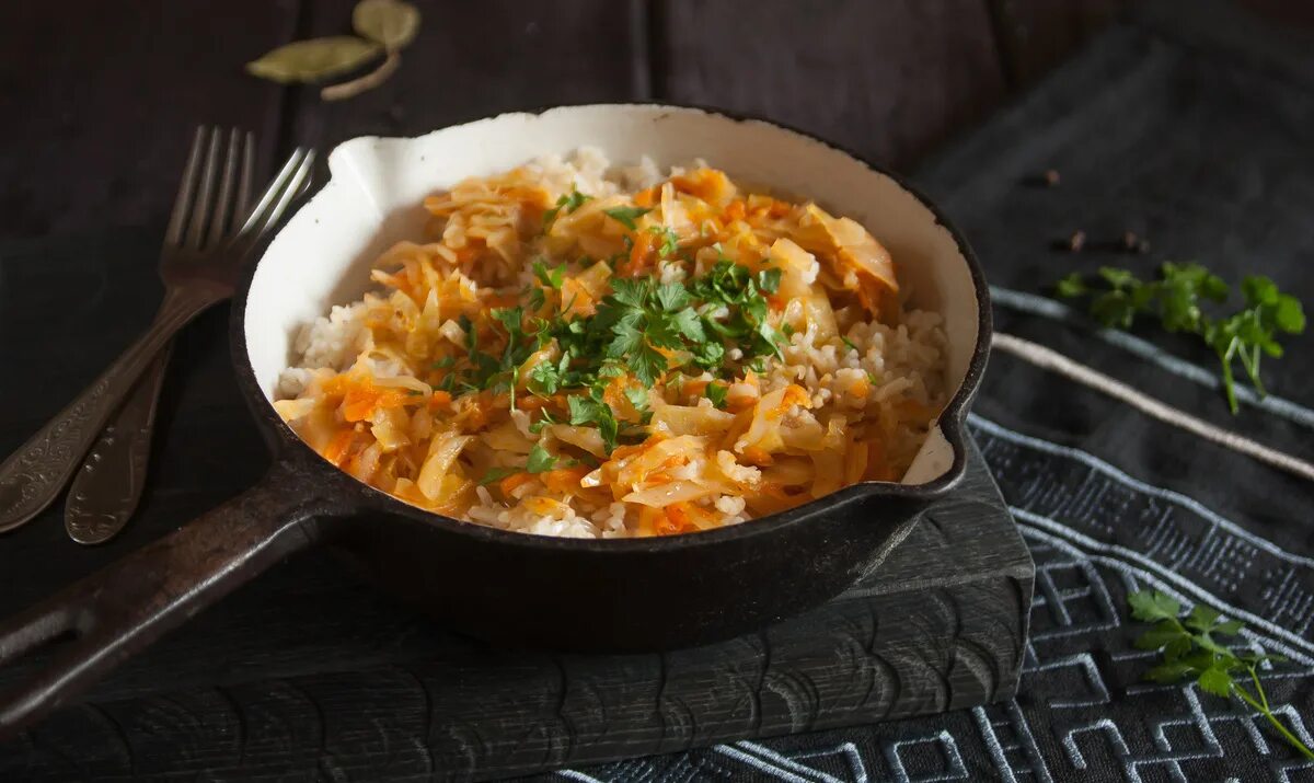 Рис с капустой и мясом в кастрюле. Тушёная капуста с курицей. рис с капустой. тушеная капуста с рисом. капуста тушёная с грибами и картошкой.