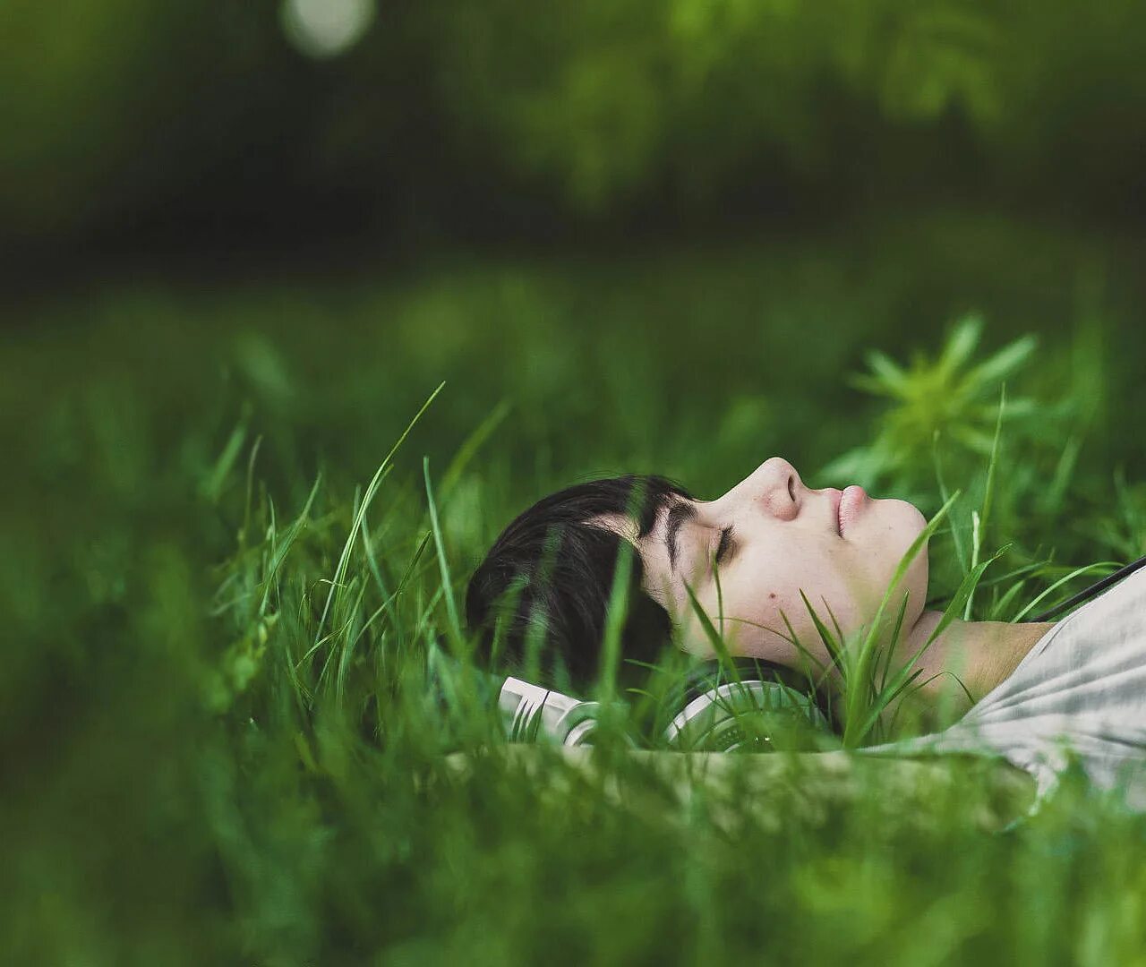 Лежит на траве. Человек в траве. Девушка лежит на траве. Человек лежит на траве. Музыка для успокоения без слов