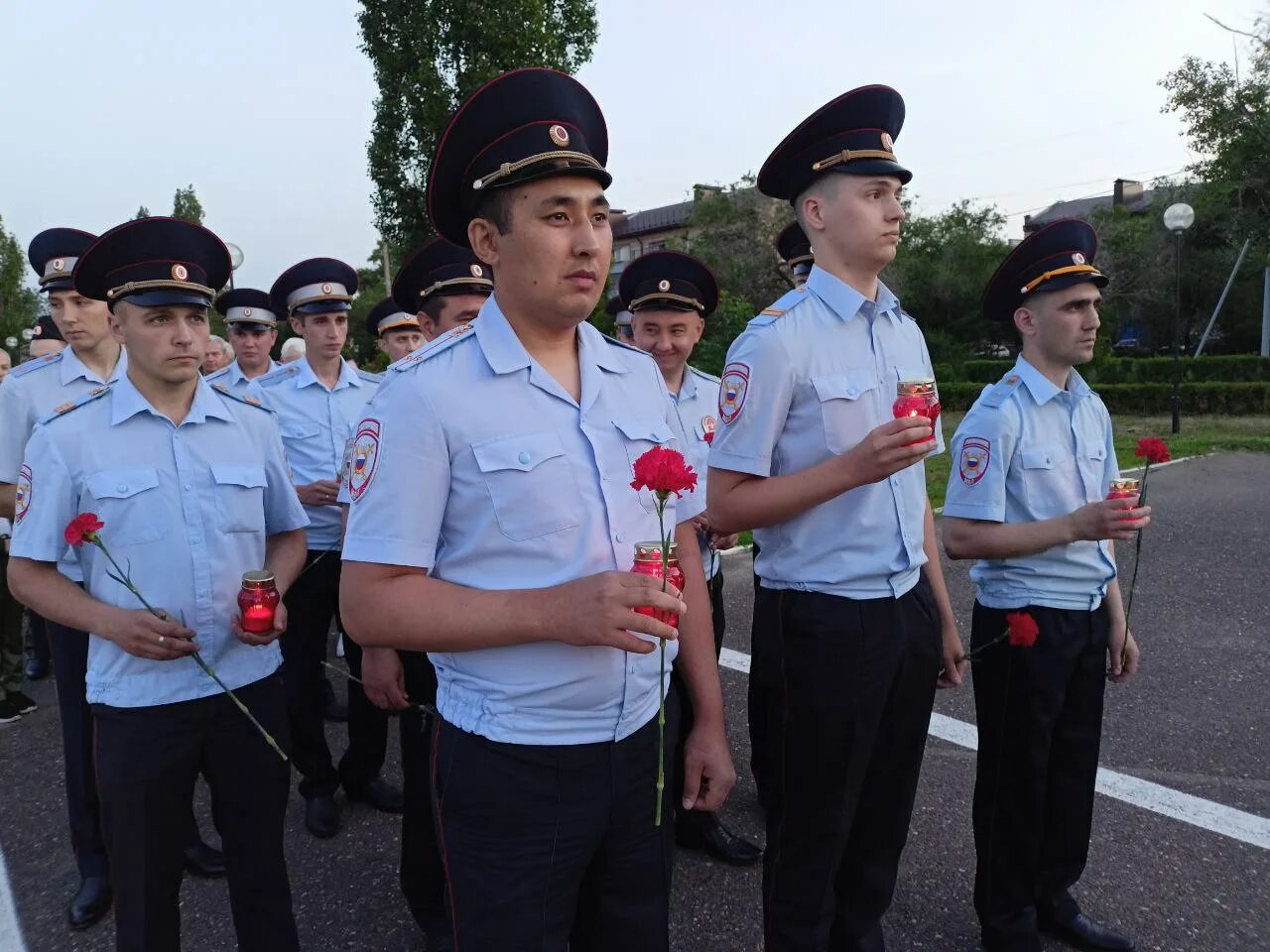 Главные оренбургские новости. Свеча памяти Оренбург. Сотрудники полиции день полиции Аскиз 2017. Полицейский в городе. Новая форма летняя полиция Оренбург.