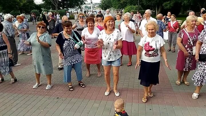 Приморский бульвар севастополь танцы. Приморский бульвар севастополь танцы. Танцы на приморском. Танцы в севастополе на приморском бульваре в 2022 году. Танцы на приморском.