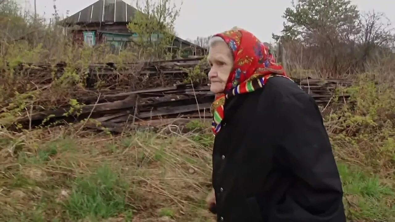 Бабушка в деревне. Старушки в глухой деревне. Россия деревня бабушки. Злая бабушка в деревне. Из города в деревню маша