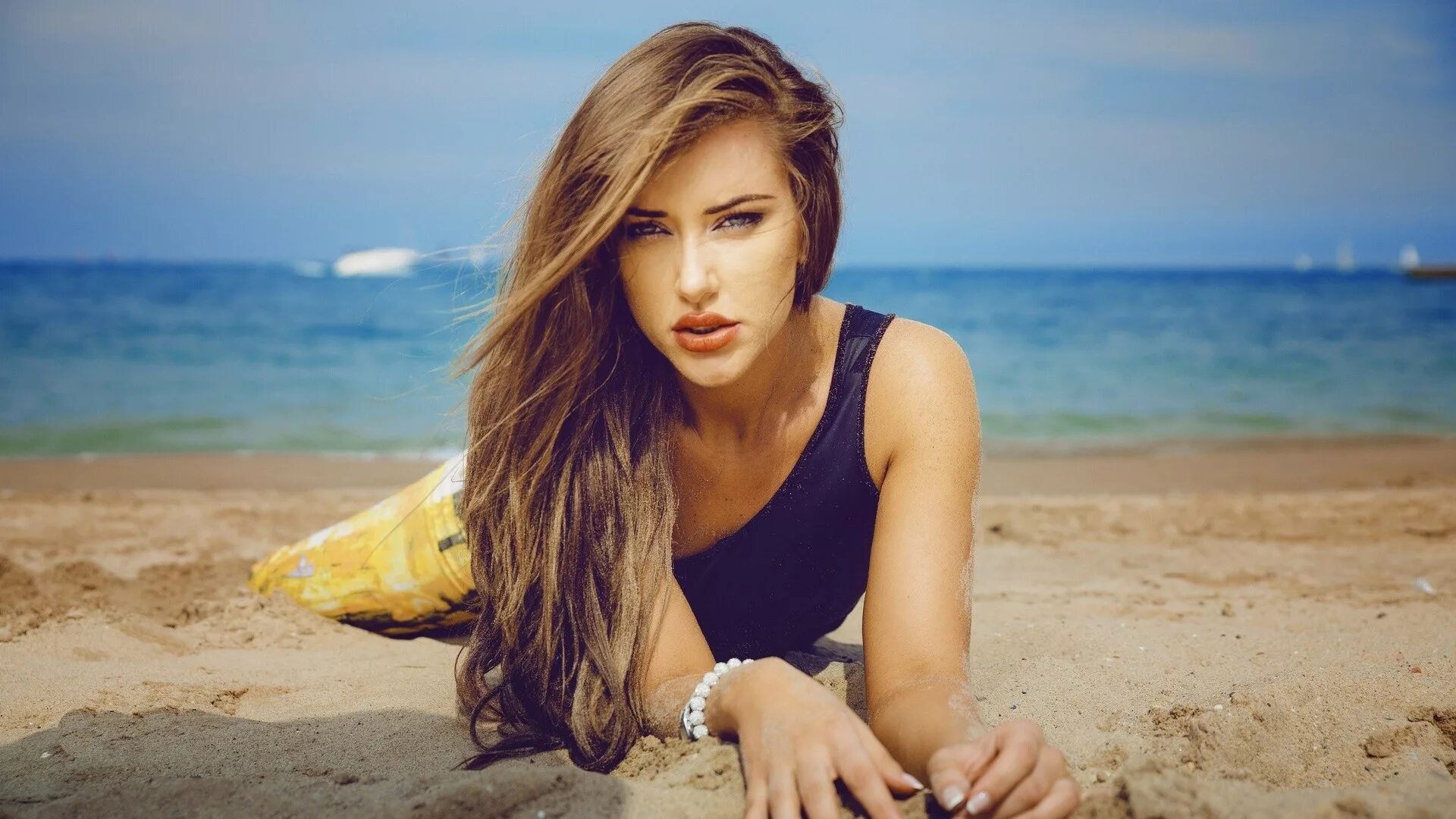 Девушка в голубом платье на море. Девушка на острове. Девочка из океана ocean. Портрет девушки. Sea models.