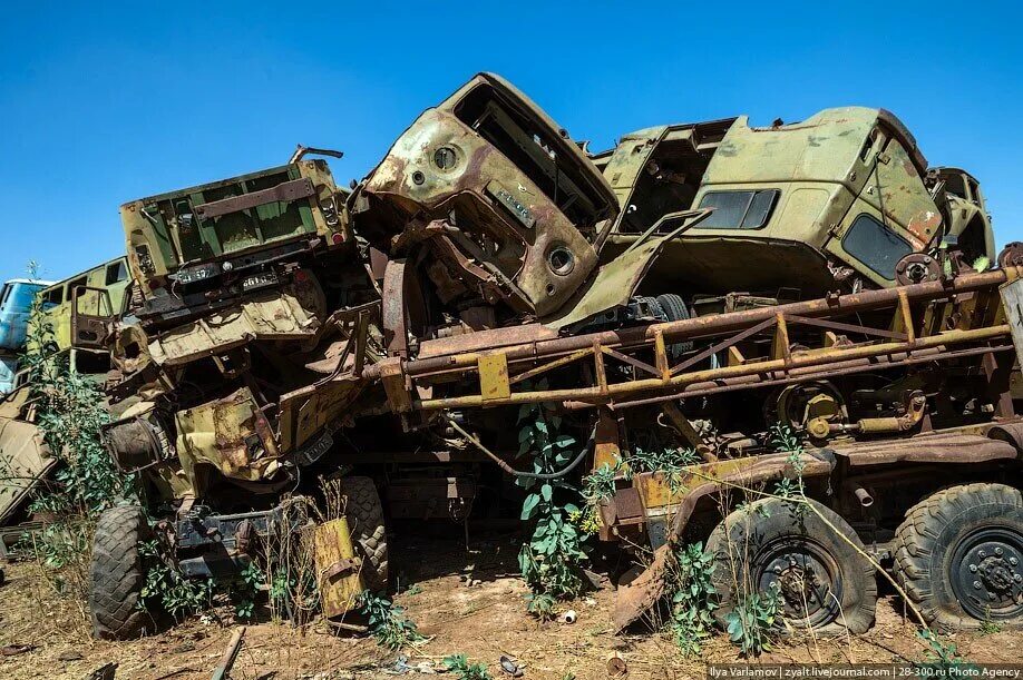 Военный отход. Кладбище военной техники в Эритрее. Эритрея кладбище танков. Утилизация военной техники. Свалка военной техники.