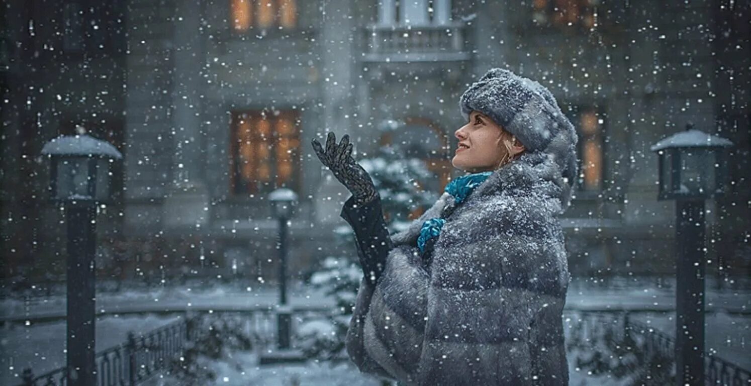 Снег падает на человека. Снегопад. Падающий снег. Девушка в снегу. Снег идет.