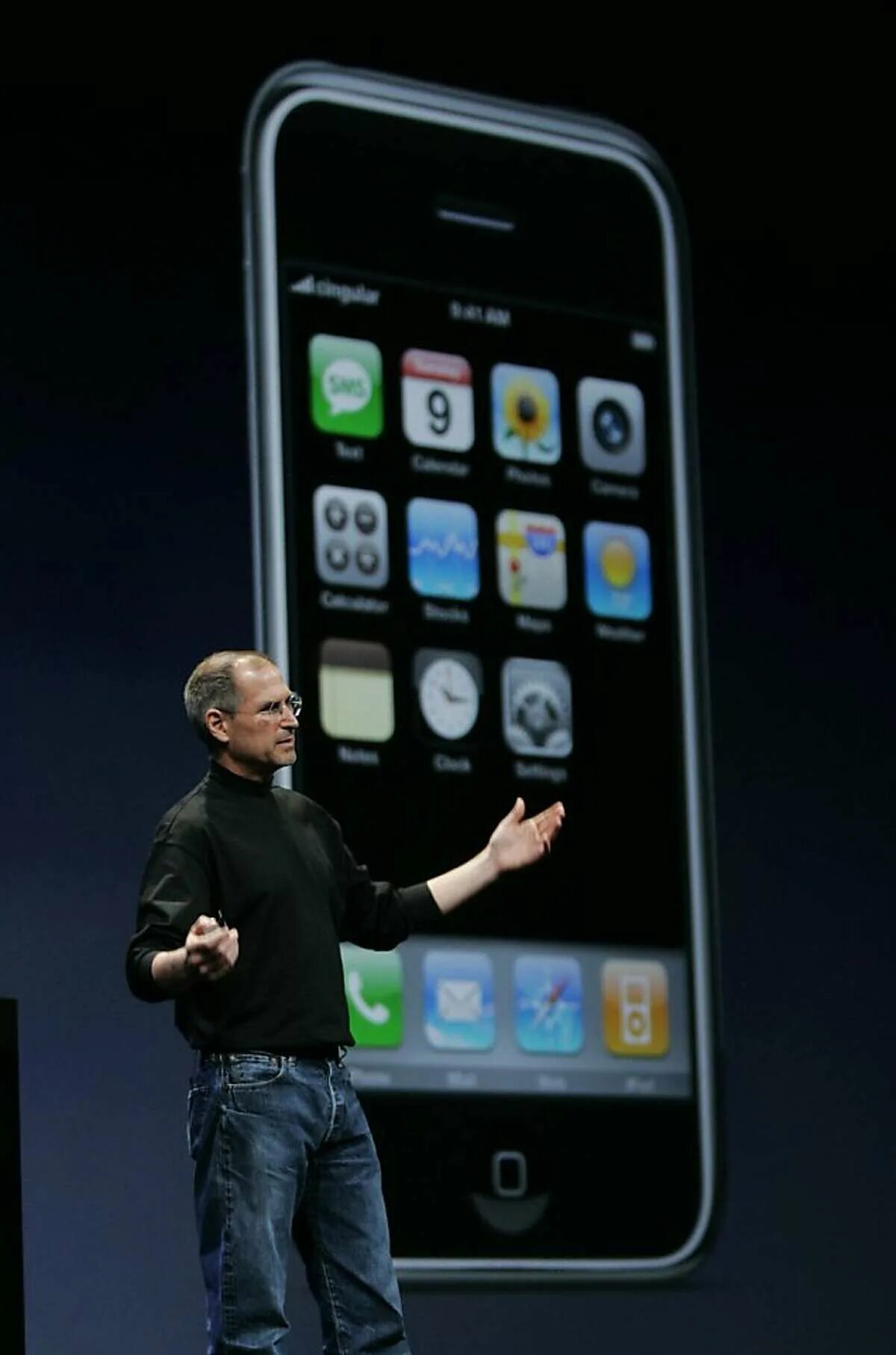 Года выпуска первого iphone. Стив Джобс первый айфон. Стив Джобс айфон 2007. Стив Джобс с айфоном. Стив Джобс айфон 2g.