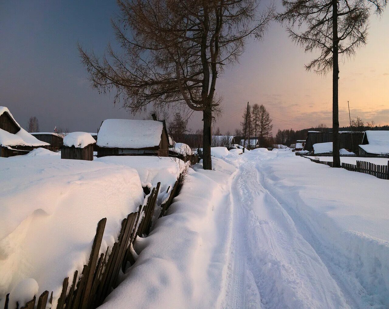 Зимняя деревня. Деревня зимой. Зима в деревне. Заснеженная деревня. Деревня сугробы